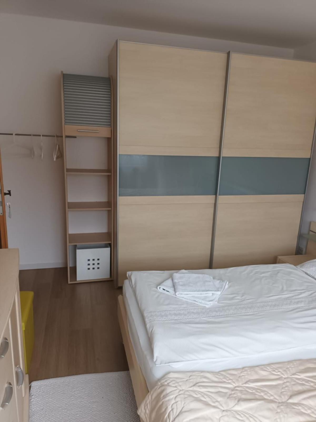 And Fair In - Messe - Apartment
